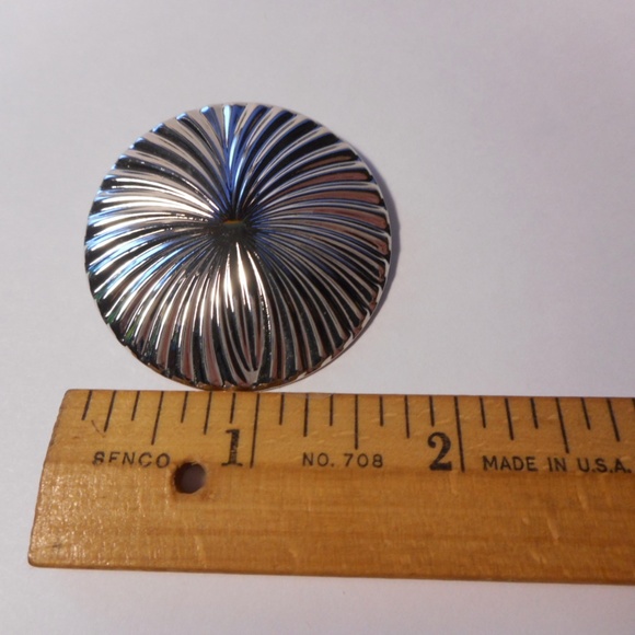 Vintage Silver Tone Pleated Swirl Round Scarf Ring Clasp - Picture 2 of 5